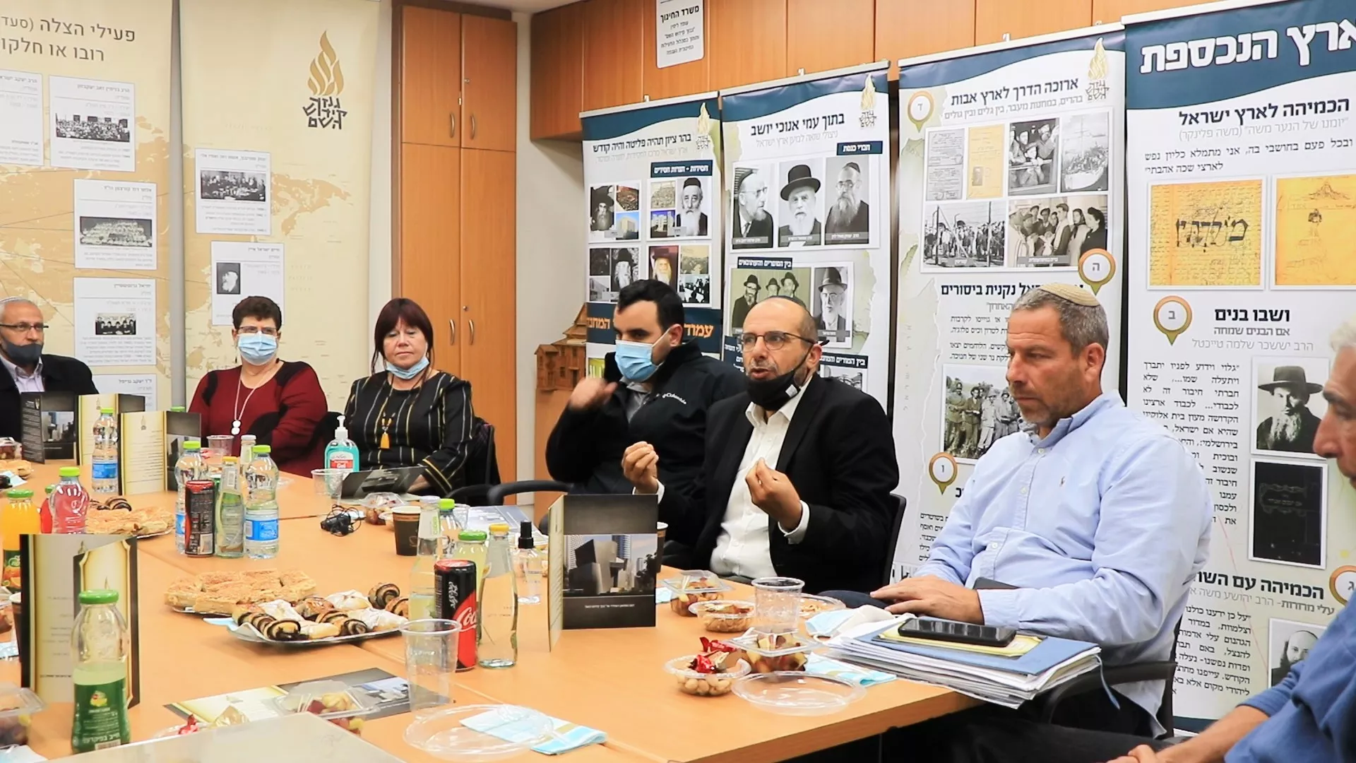תיאור אפשרי של תמונה: מנכ"ל המשרד להשכלה גבוהה ומשלימה בביקור ב"גנזך קידוש השם"
