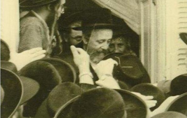 רבי יעקב יוסף טברסקי מסקווירא מתקבל על ידי חסידיו